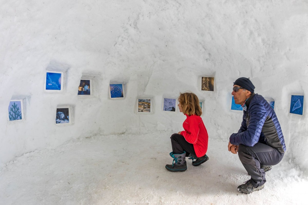 Exposition photographique dans un igloo en neige