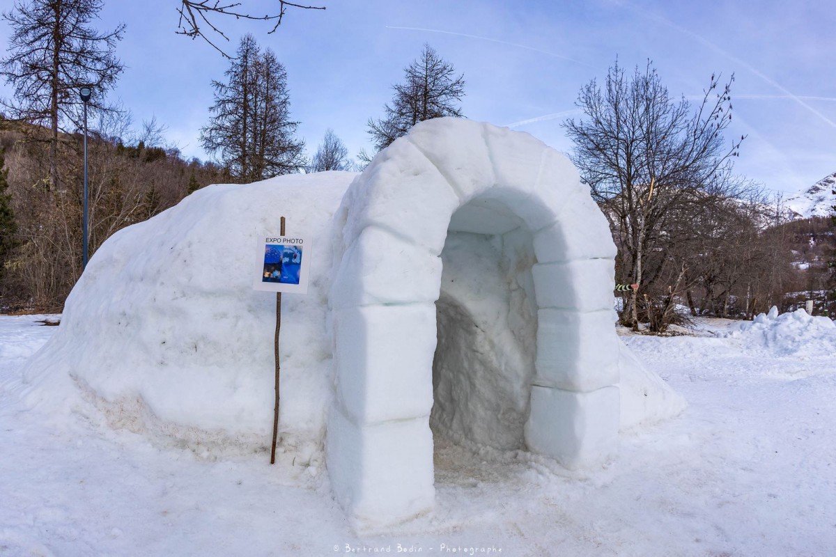Un igloo en neige comme salle d'exposition