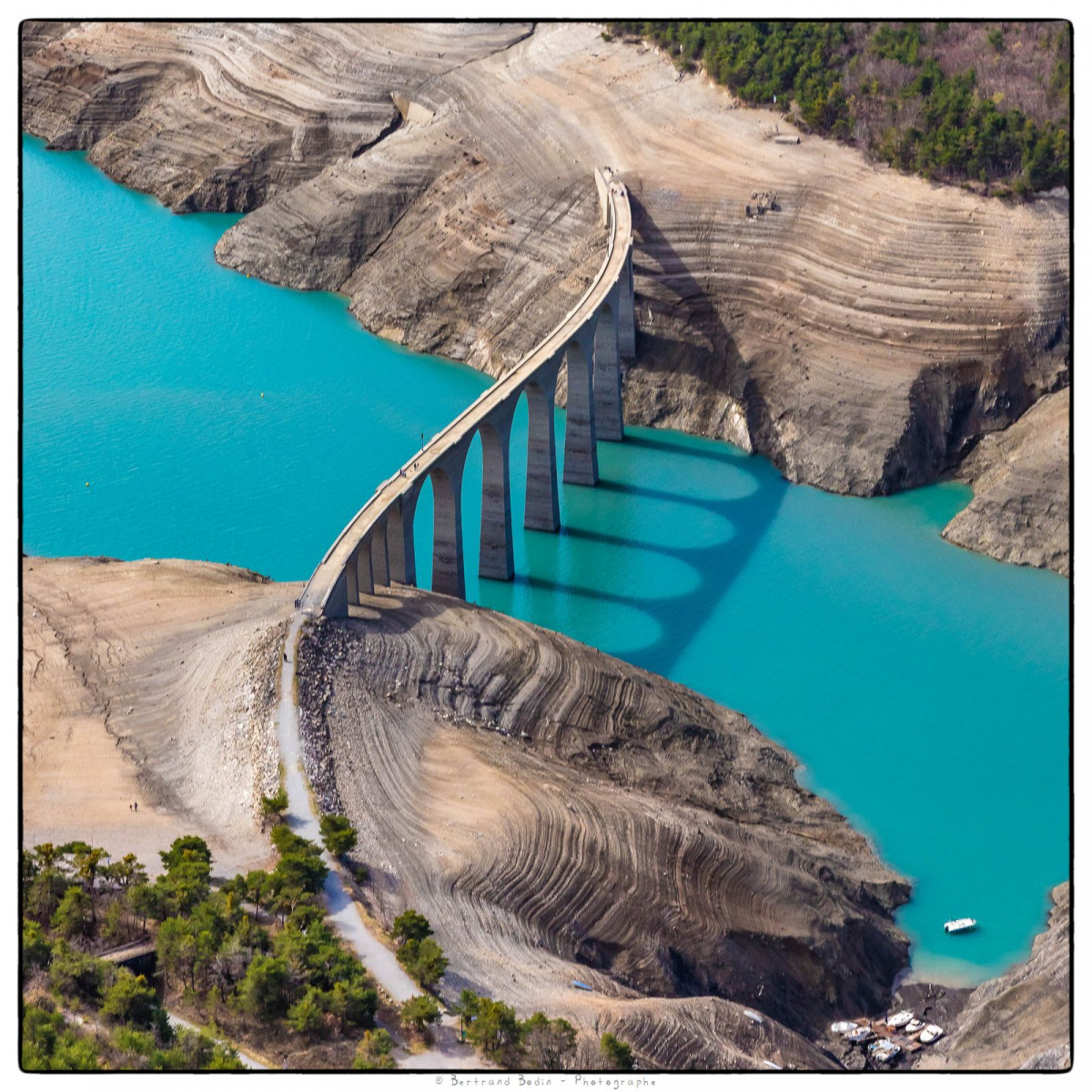 Lac de Serre-Ponçon, viaduc de la baie de Chanteloube
