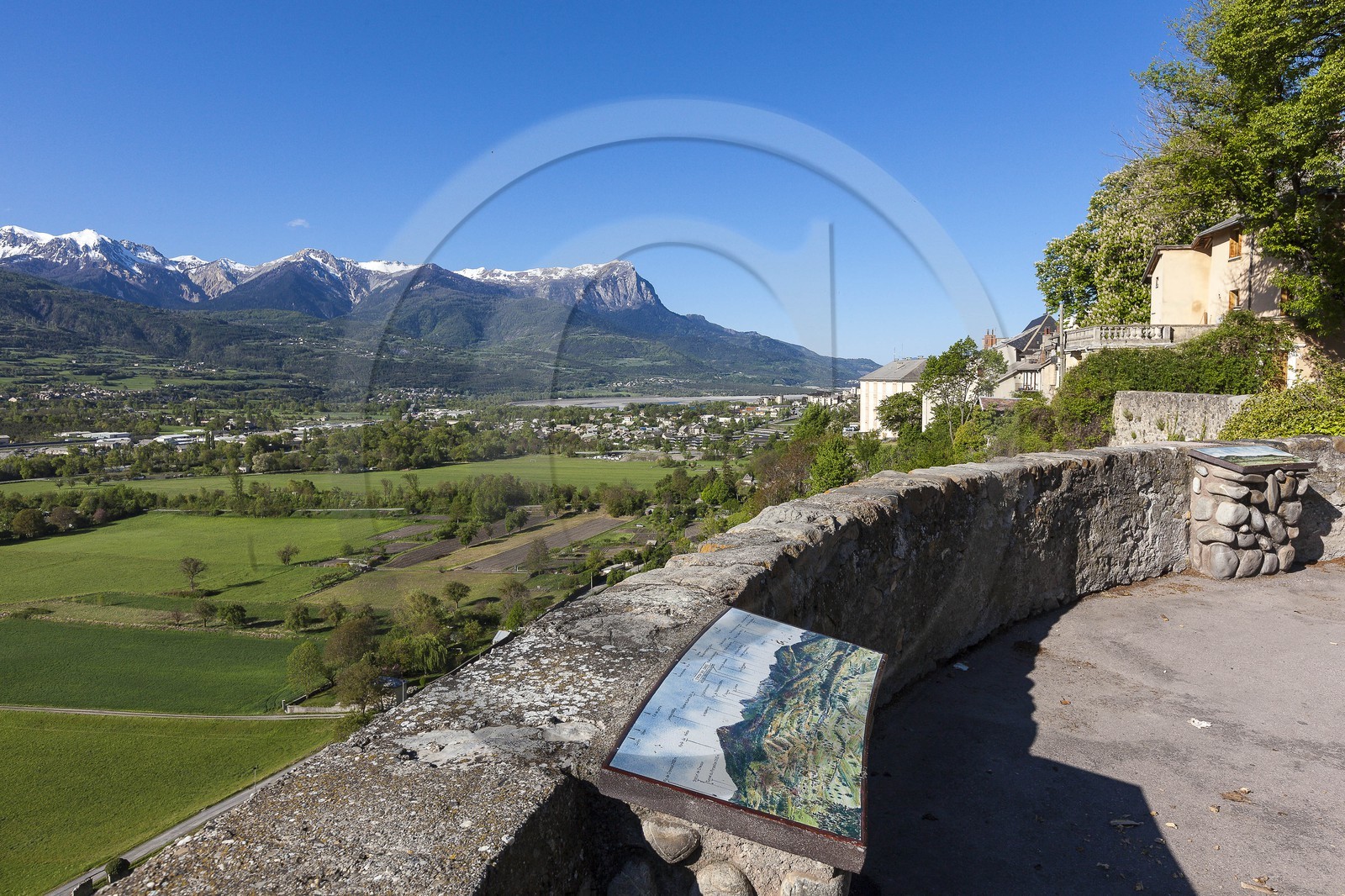 Ville d'Embrun, vue des jardins du roc