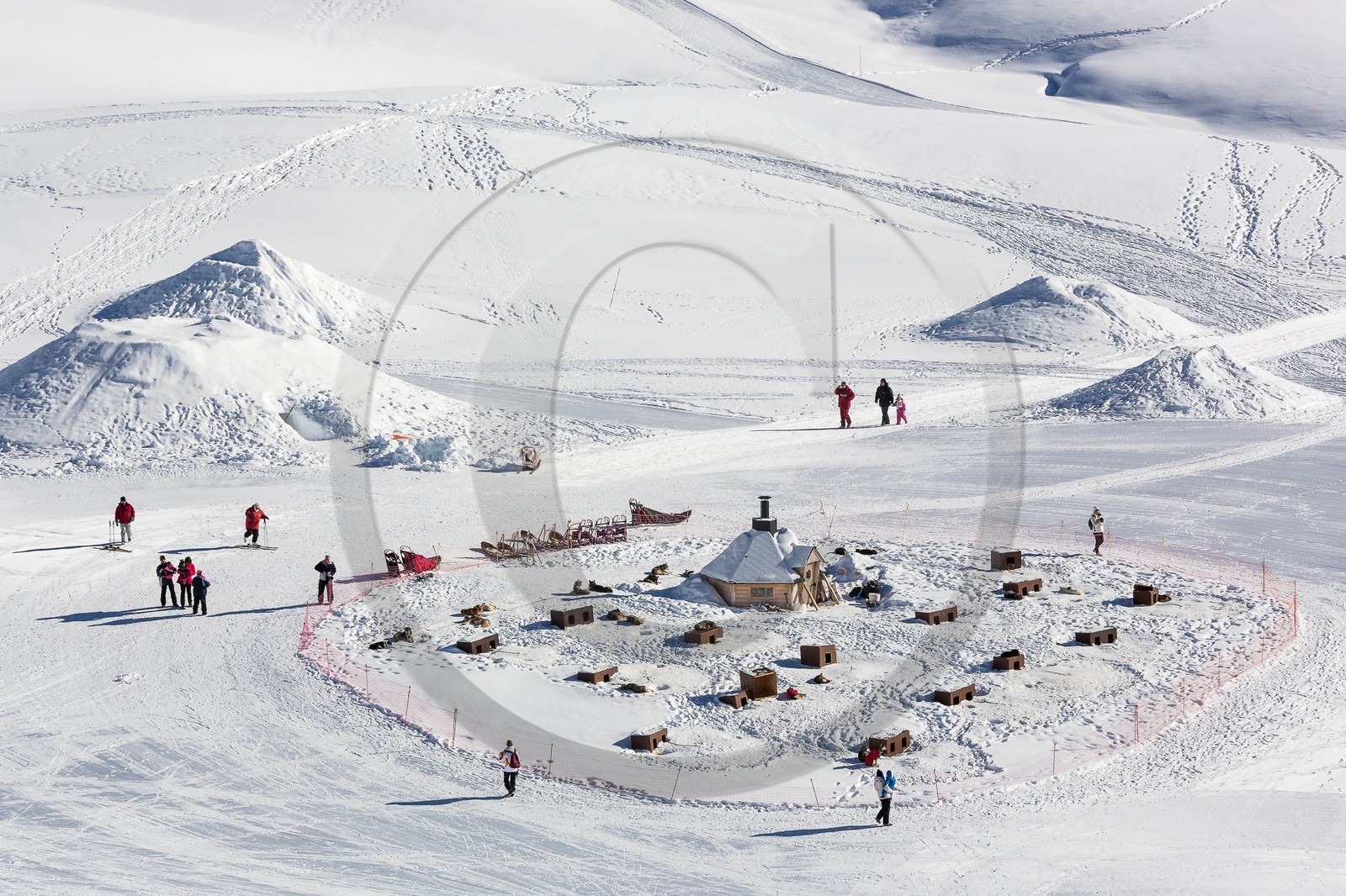 Station de ski d'Orcières 1850, plateau de Rocherousse, village d'igloo Williwaw