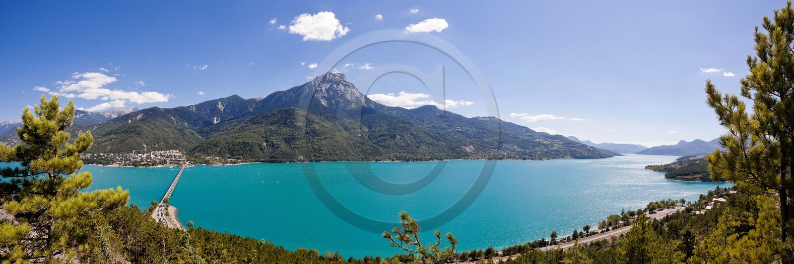 Lac de Serre-Ponçon, Savines-le-Lac, le Pic de Morgon et le pont
