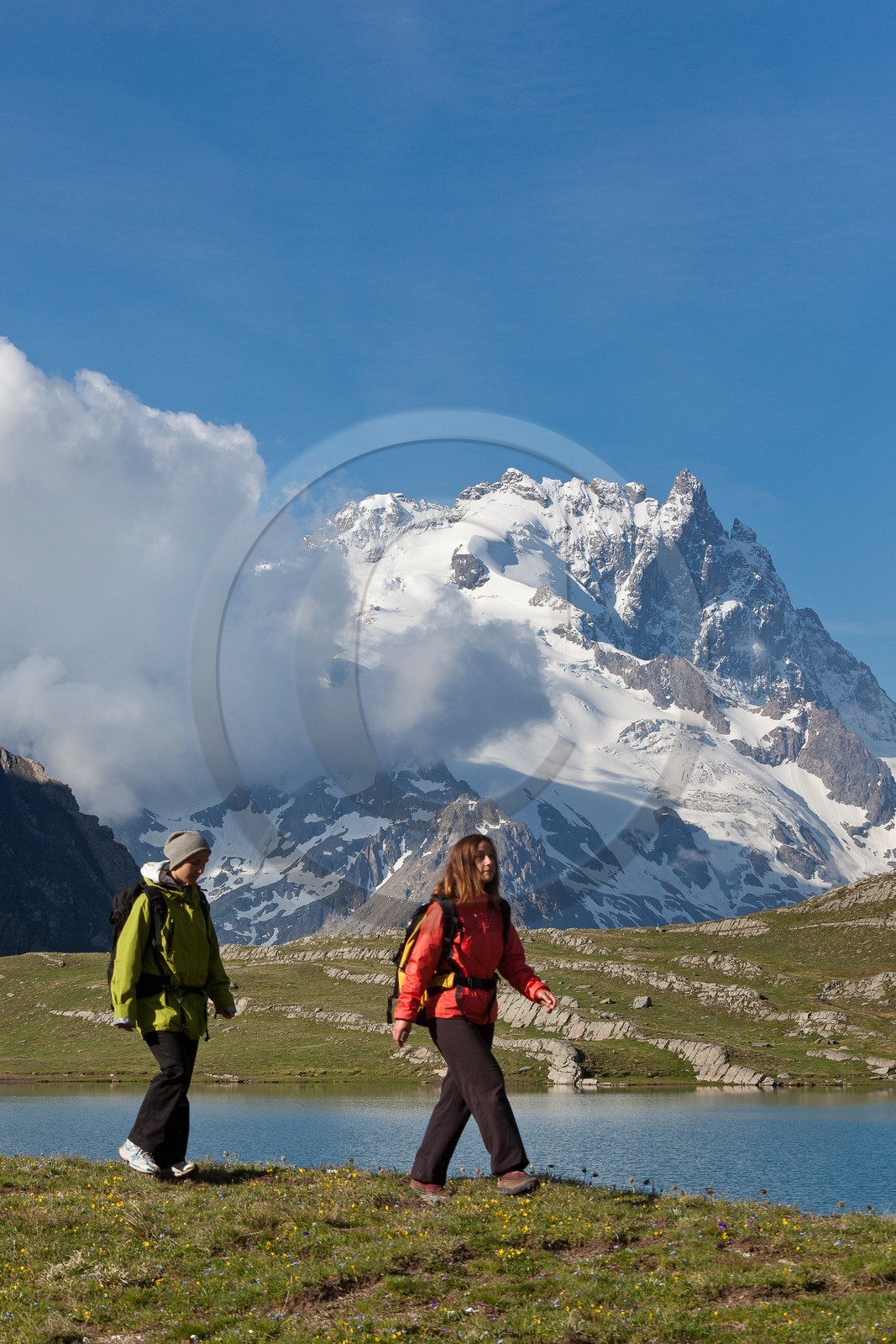 Randonnée au lac du Goléon devant la Meije