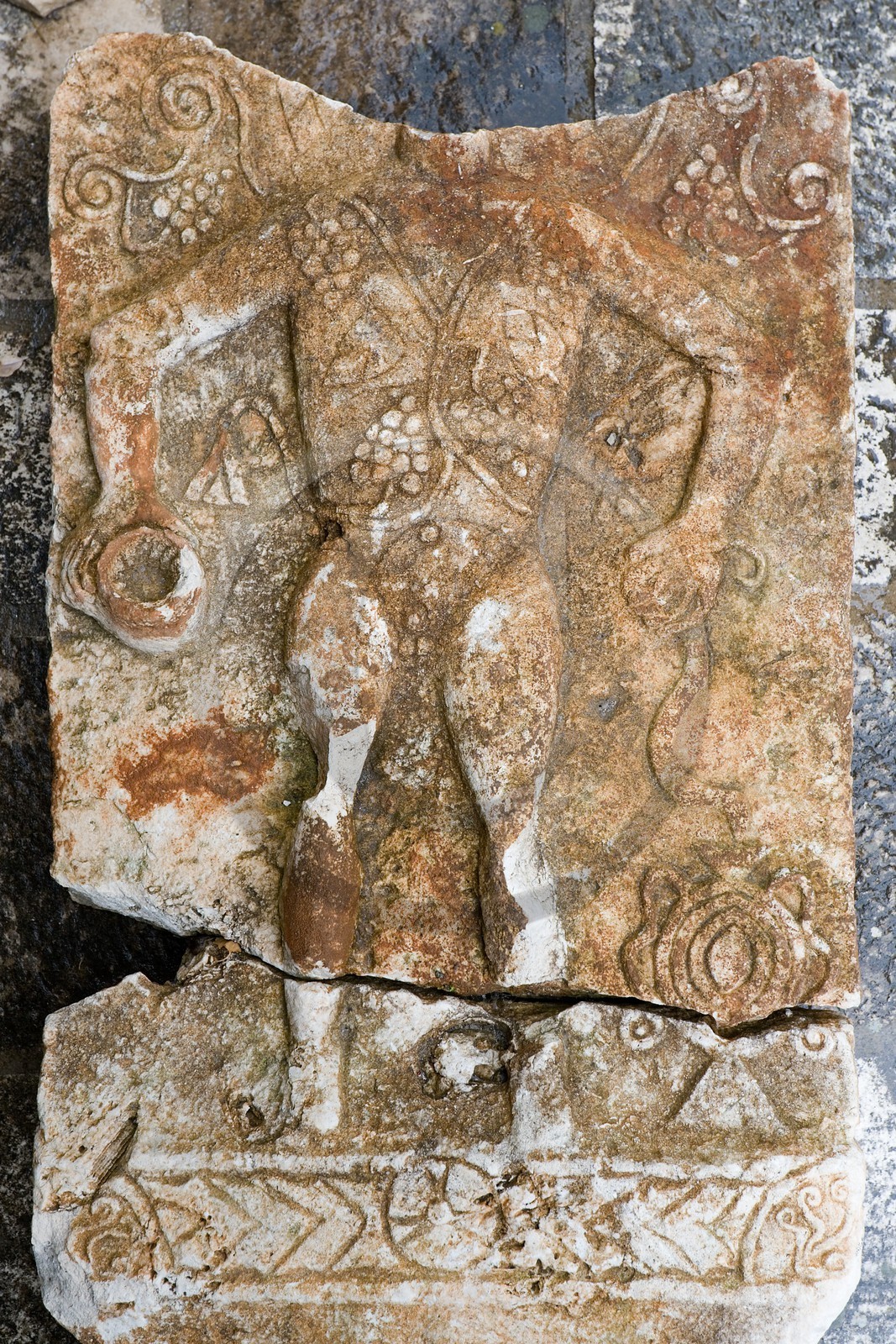 Praznice, Bas-relief