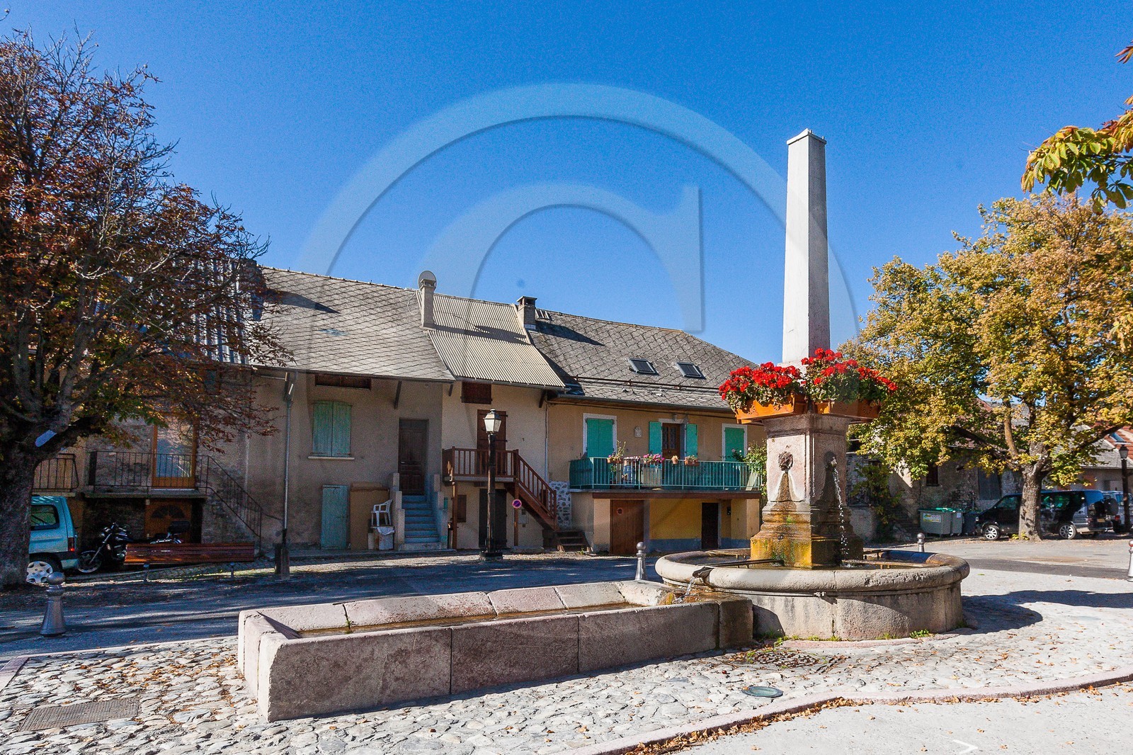 Chorges, fontaine et lavoir de la place du Fort