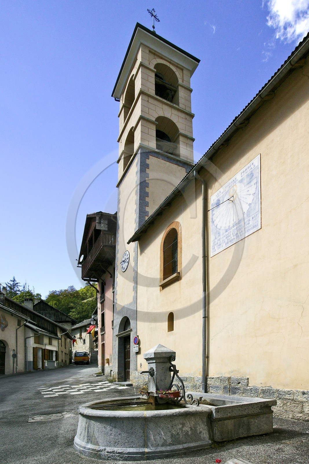 Fort Queyras, Château-Queyras, fontaine de l'église et cadran solaire