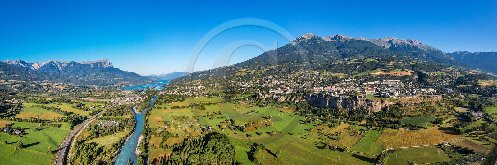 La ville d'Embrun est construite sur un roc et domine la Durance