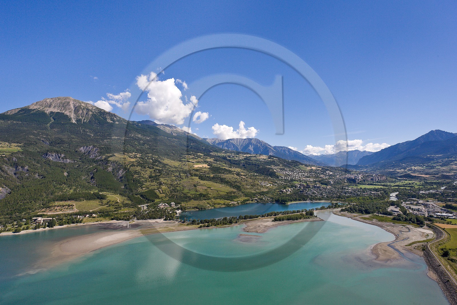 Lac de Serre-Ponçon, le plan d'eau et la ville d'Embrun