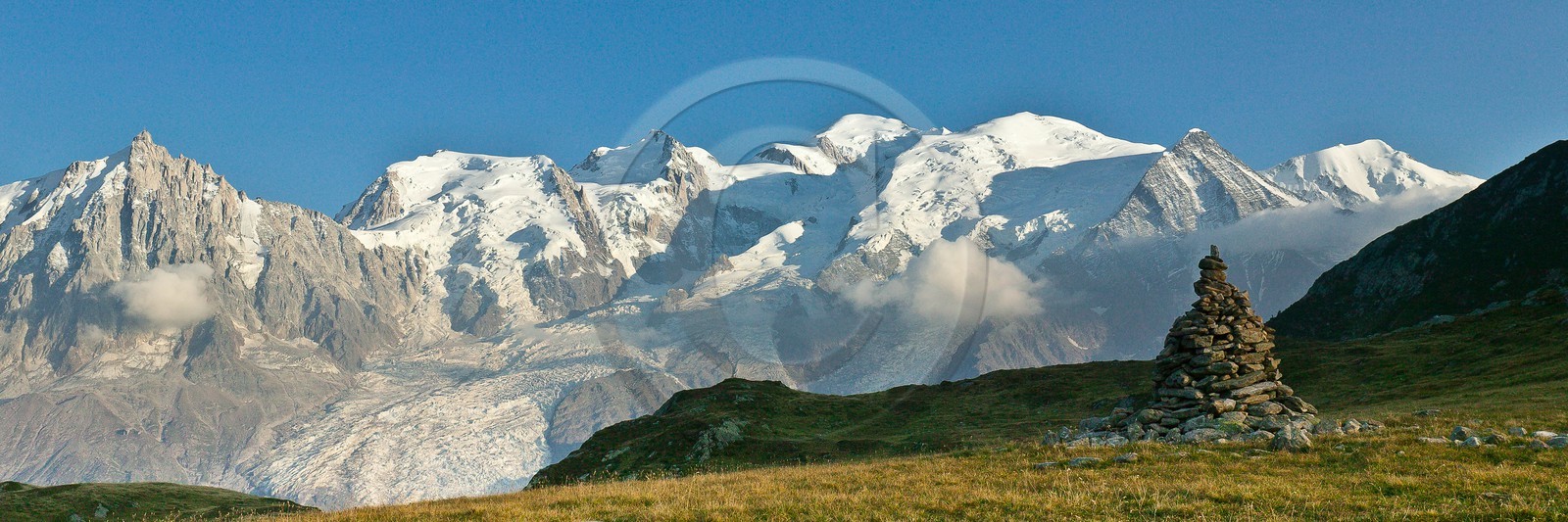 Réserve naturelle de Carlaveyron, cairn au col de Bellachat et le Mont-Blanc