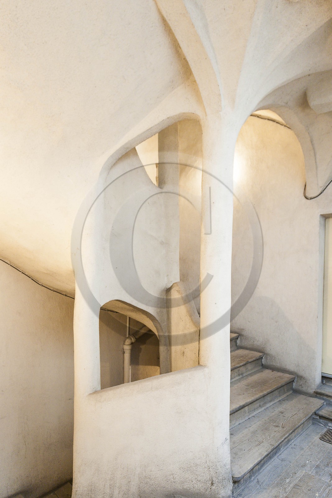 Ville d'Embrun, escalier de maison distribuant les appartements
