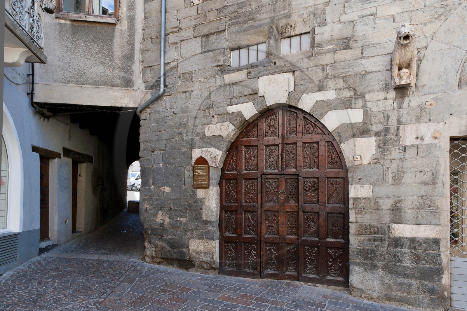 Embrun, Maison des Gouverneurs, Porte Renaissance accostée d'un lion à mi-corps tenant dans ses pattes une tête humaine