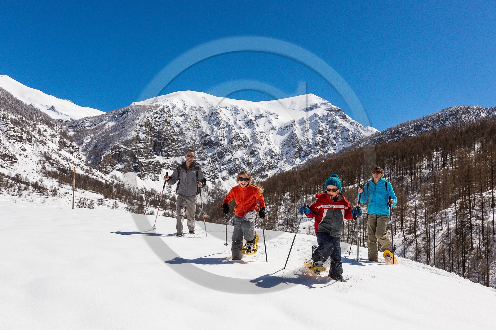 Crévoux, randonnée famille en raquettes à neige