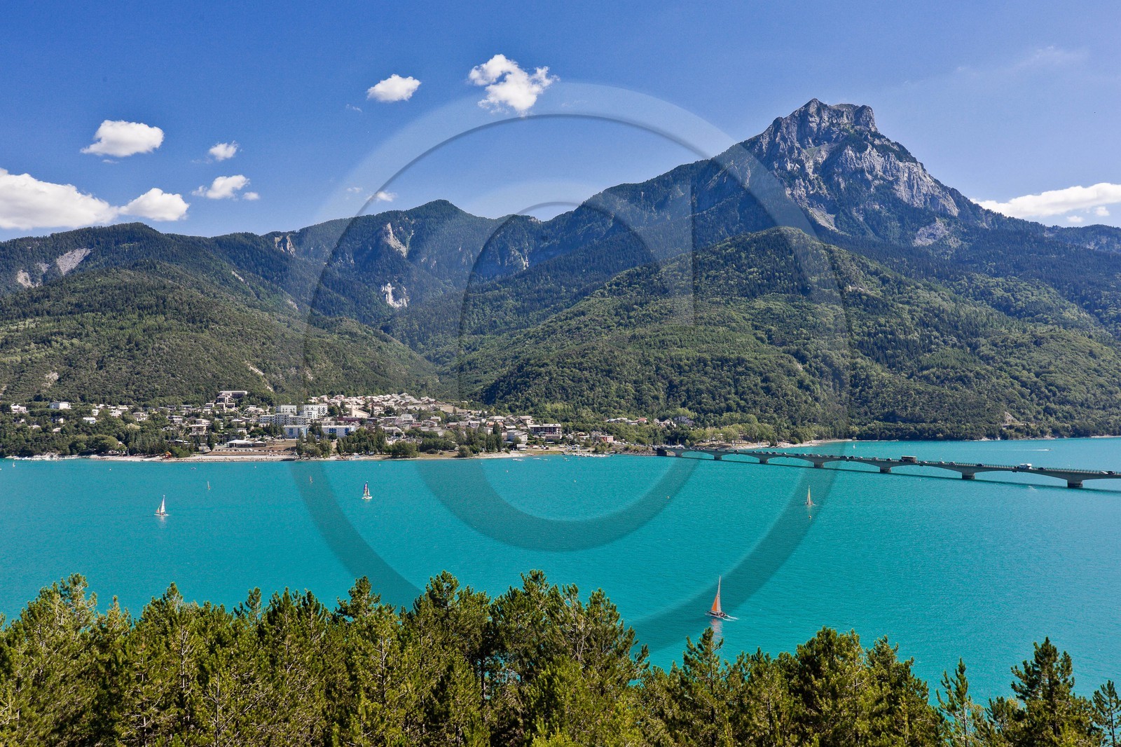 Lac de Serre-Ponçon, Savines-le-Lac, le Pic de Morgon et le pont