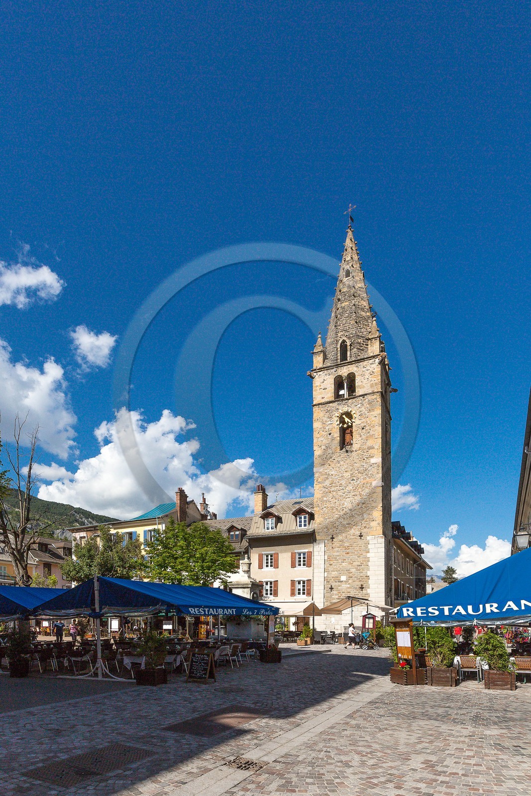Barcelonnette, Place Manuel et Tour Cardinalis