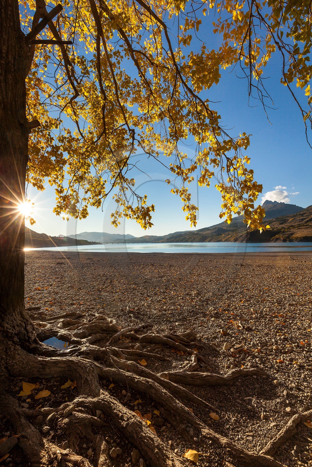 Lac de Serre-Ponçon, plage du village des Crots