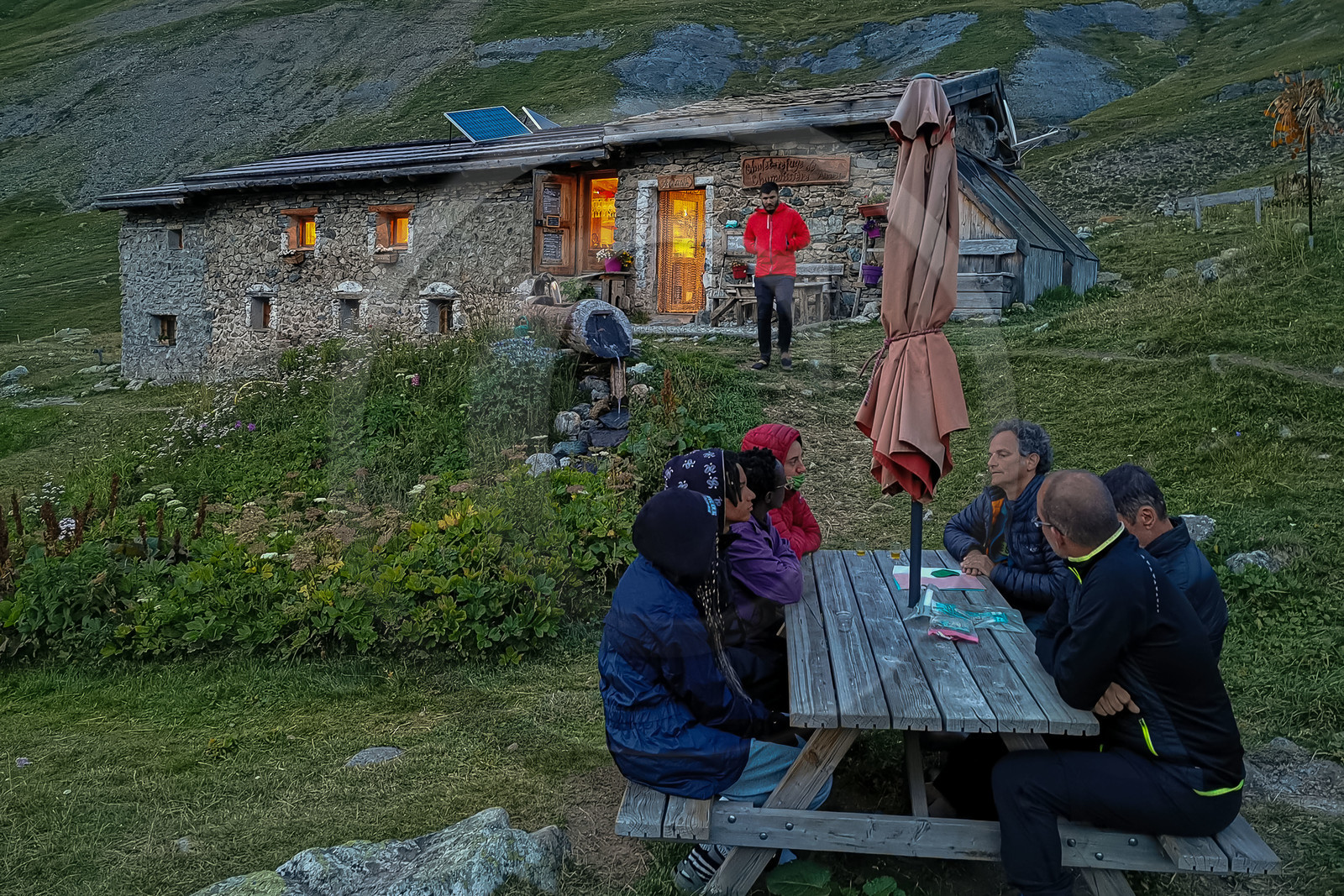Hautes-Alpes (05), Parc national des Ecrins, Haute vallée de la Romanche, randonnée en itinérance avec Olivier Bello, accompagnateur en moyenne montagne, randonnée itinérante des 'Refuges Sentinelles', quand randonnée et plaisir des sciences se conjuguent