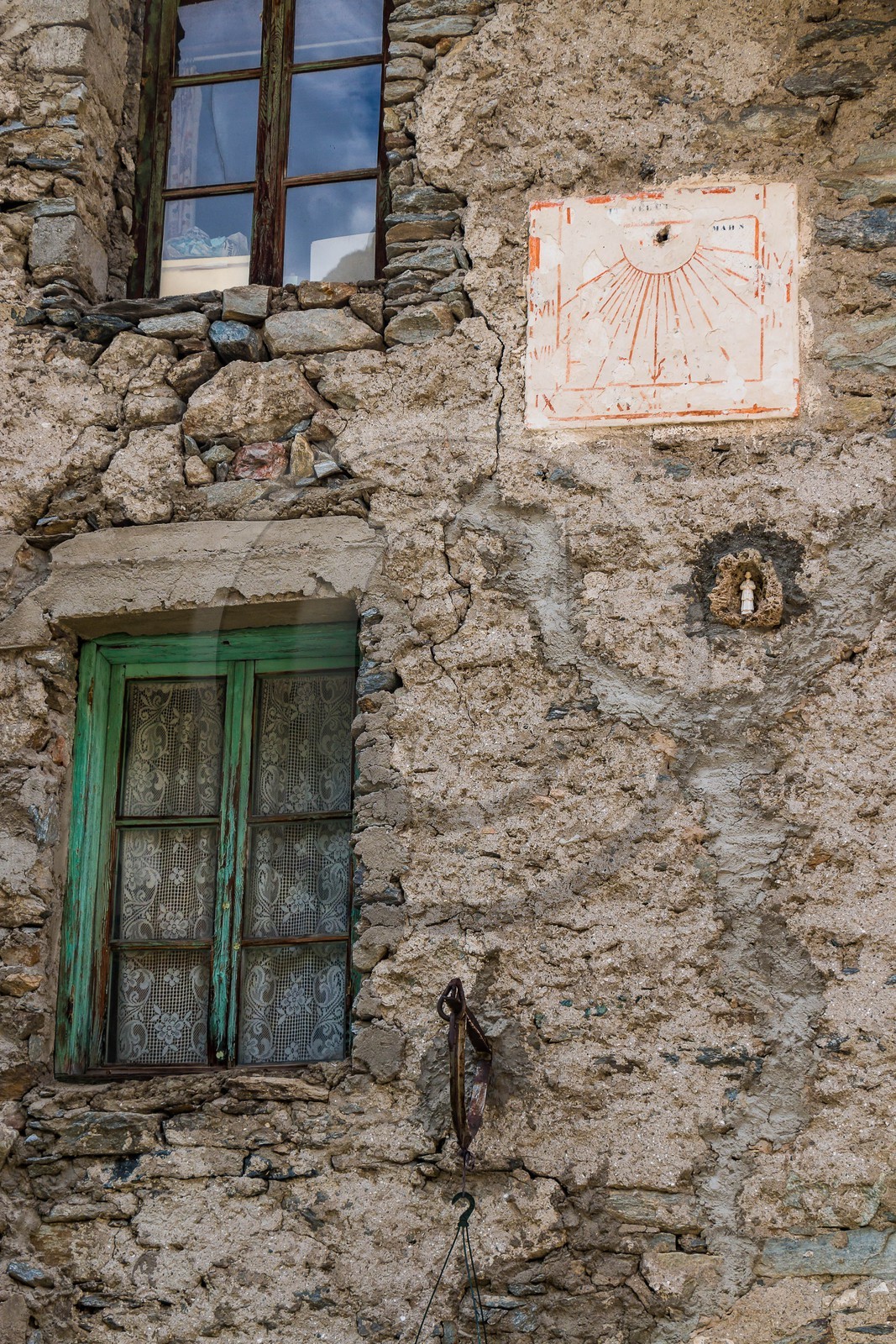 Bonneval-sur-Arc, cadran solaire et statuette