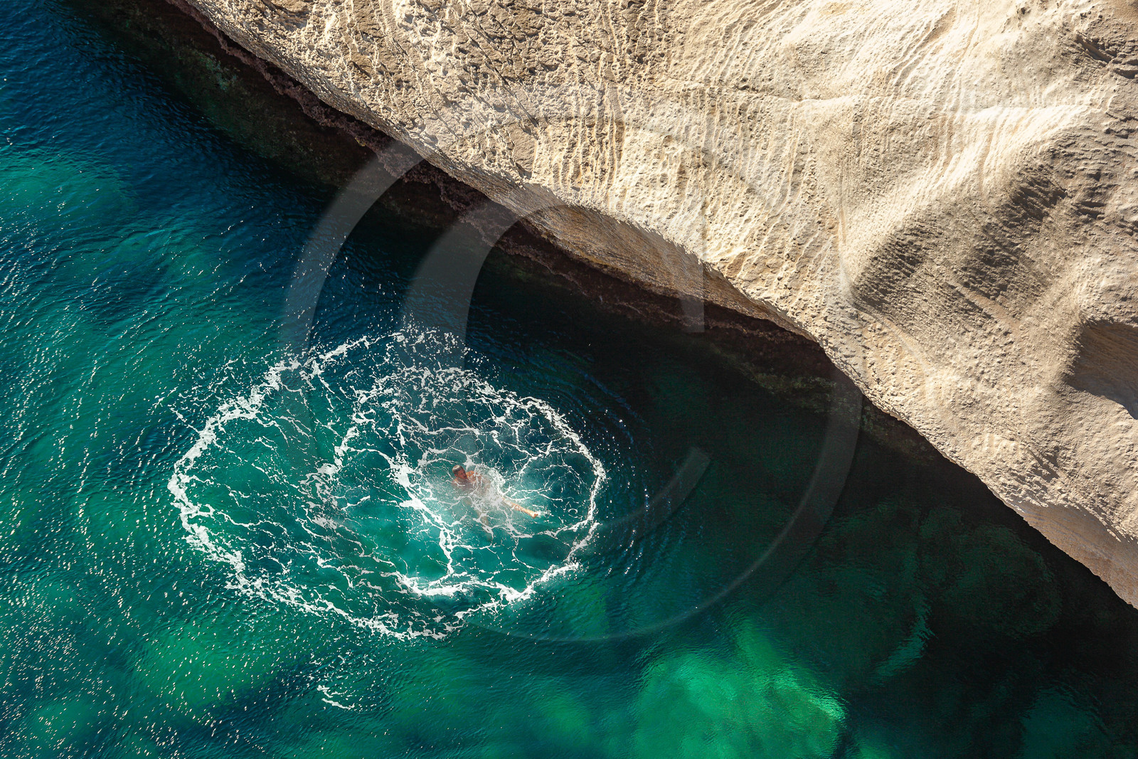 Bonifacio, baignade au bord des falaises de calcaire