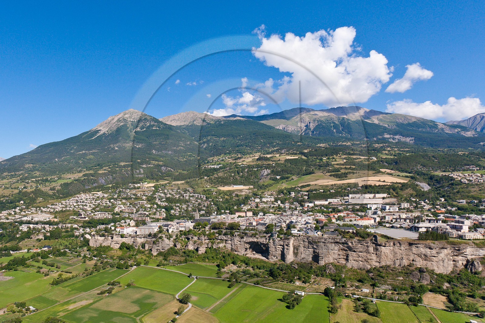 La ville d'Embrun est construite sur un roc et domine la Durance