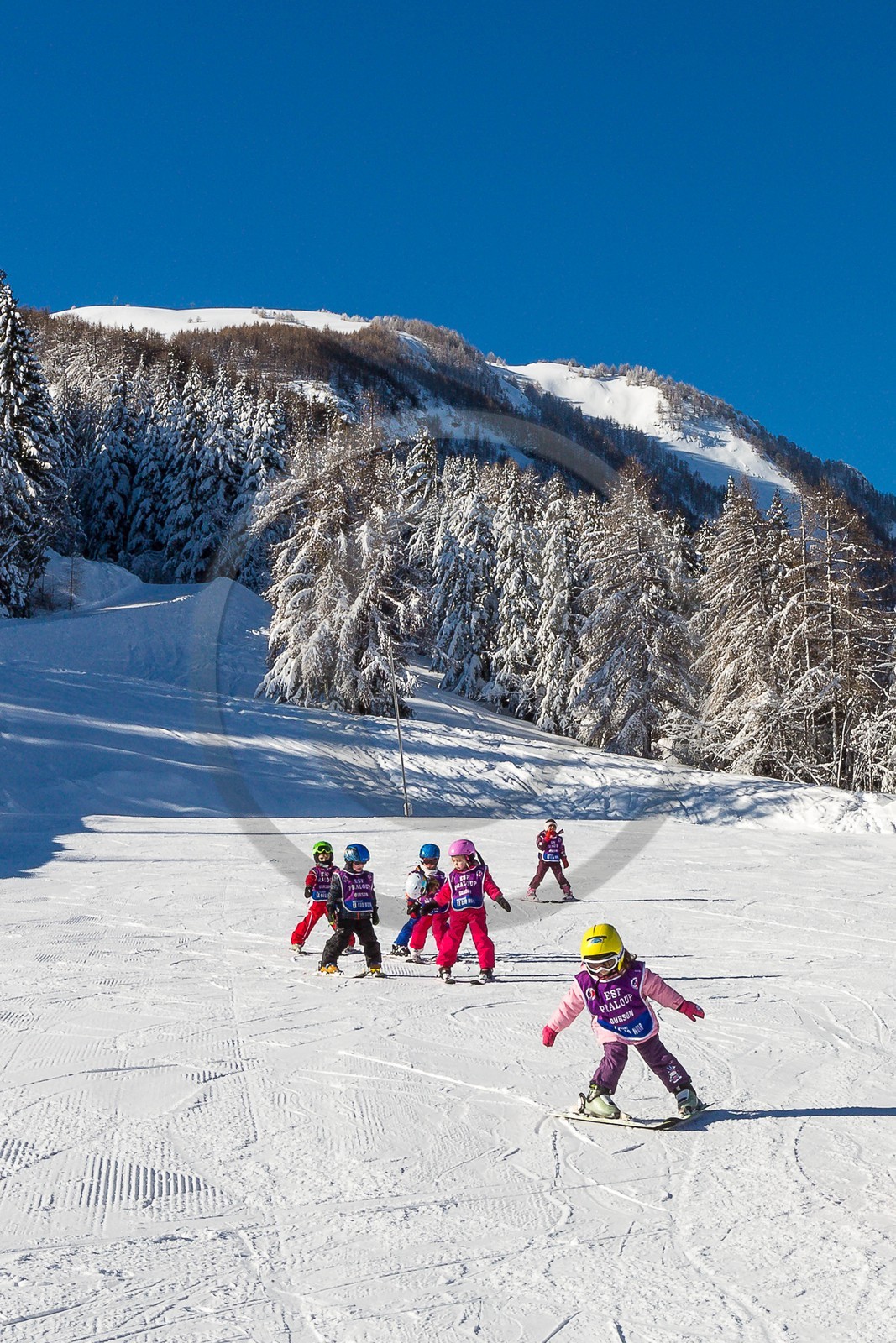 Uvernet-Fours, station de ski de Praloup, école de ski sur le front de neige