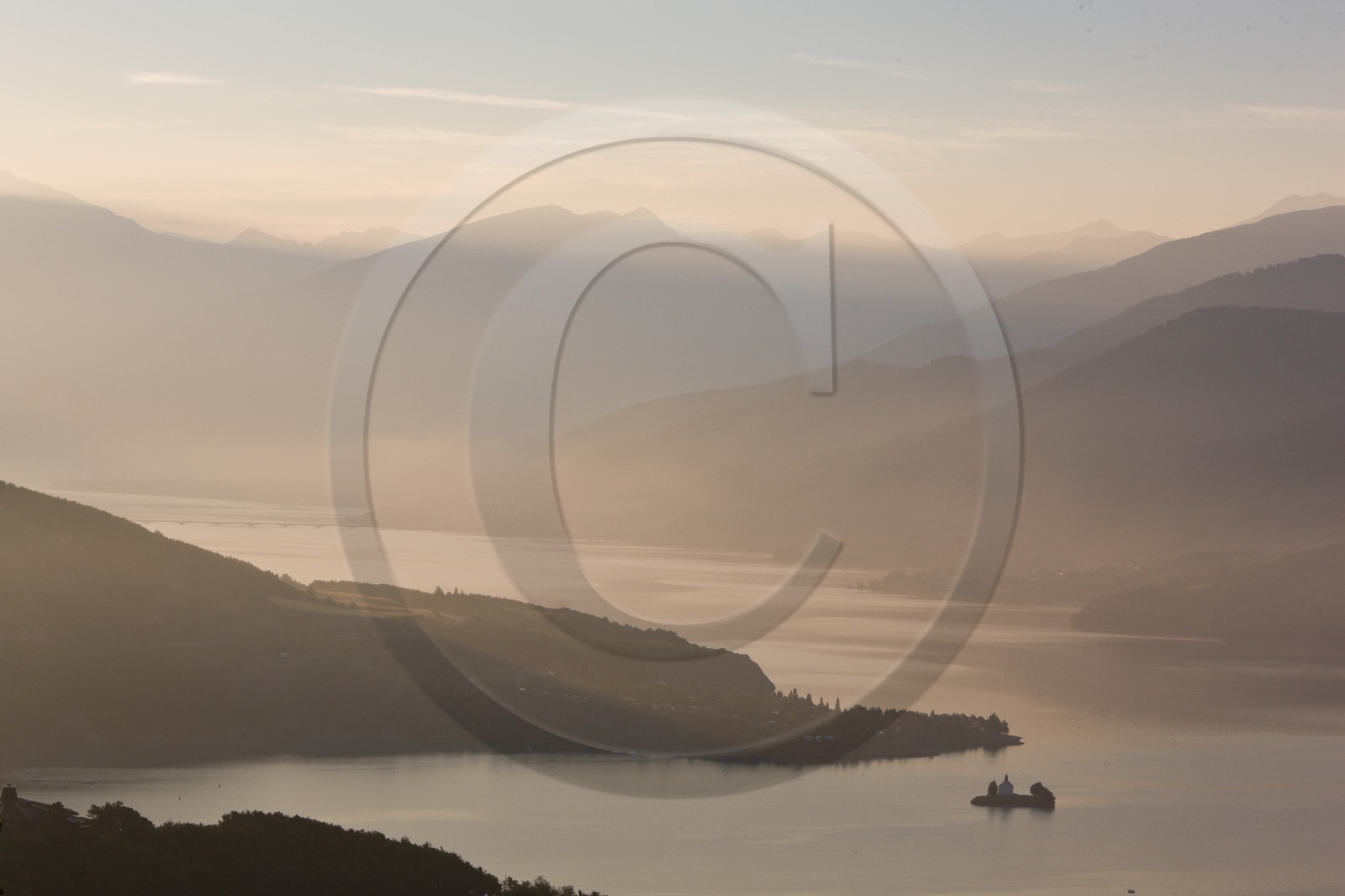Lac de Serre-Ponçon, la baie et la Chapelle Saint-Michel,