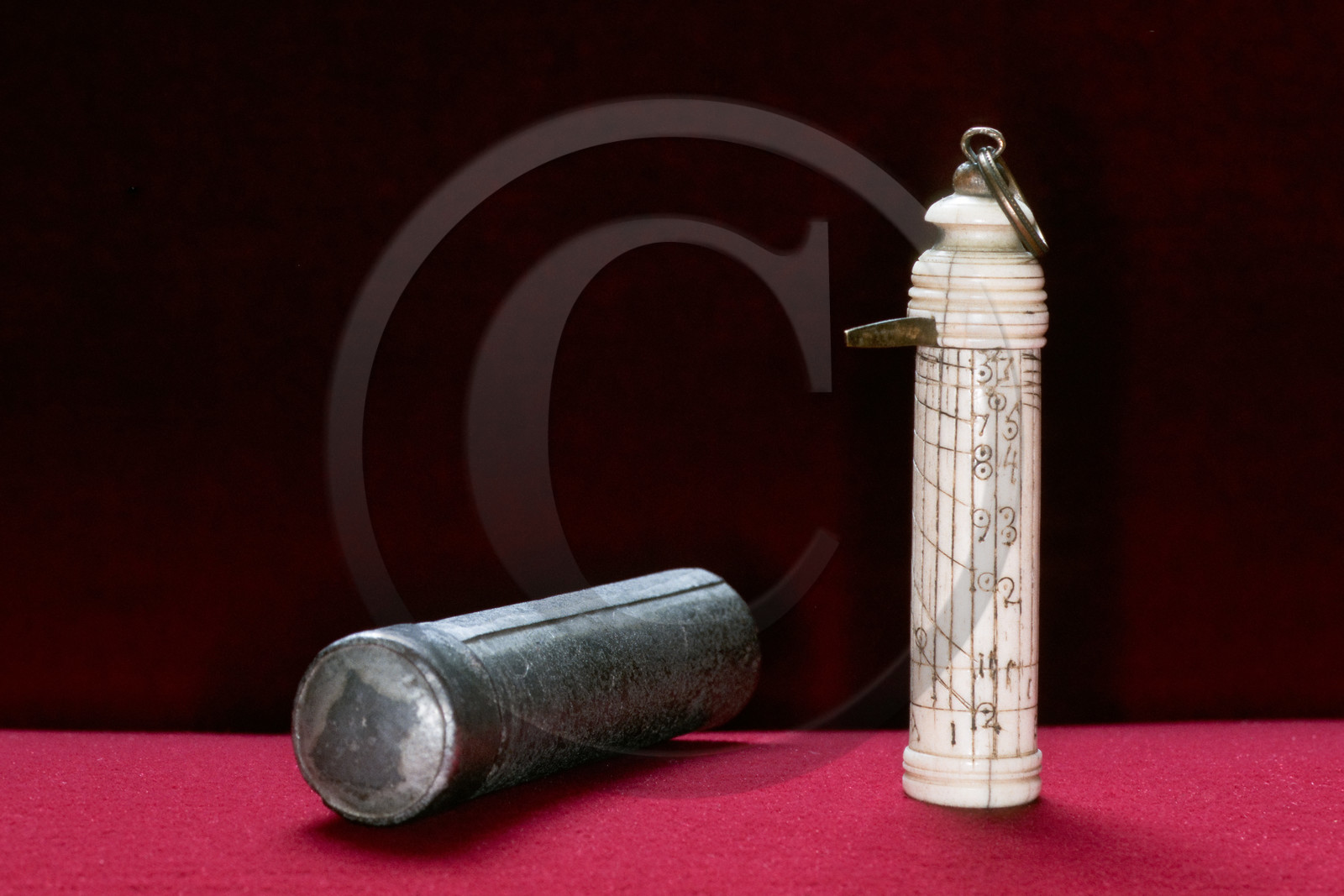 Montre solaire en os,  Musée Muséum départemental des Hautes-Alpes