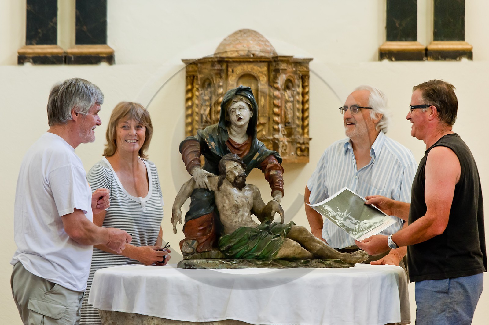 Village de l'Epine, église paroissiale du XIXème siècle recèle une pietà en bois sculptée datant du XIème siècle