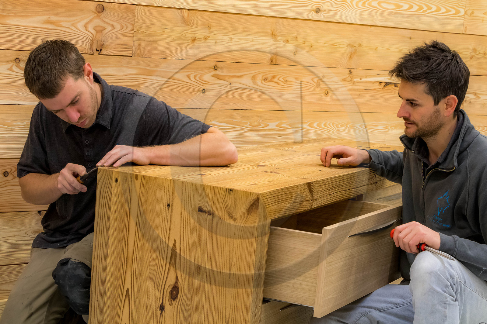 Atelier Monts & Merveilles, Clément Goudet, Compagnon Menuisier Ebéniste et Maxime Cuvelot responsable d'atelier
