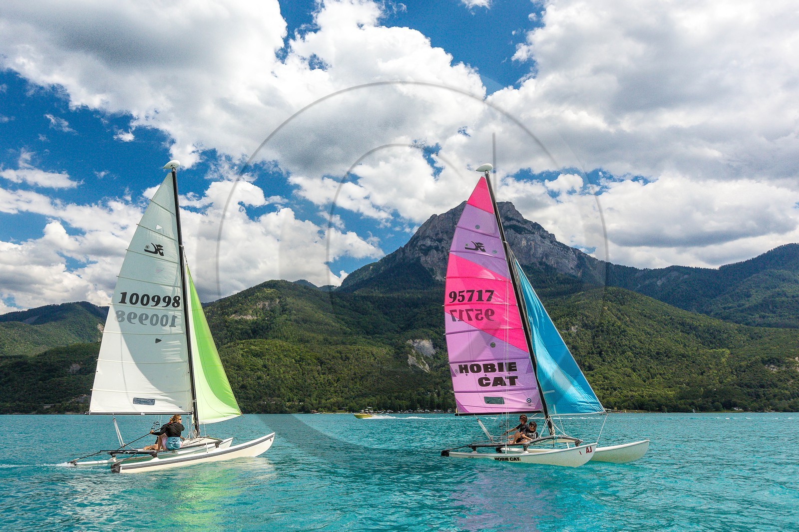 Lac de Serre-Ponçon, navigation catamaran sur le lac