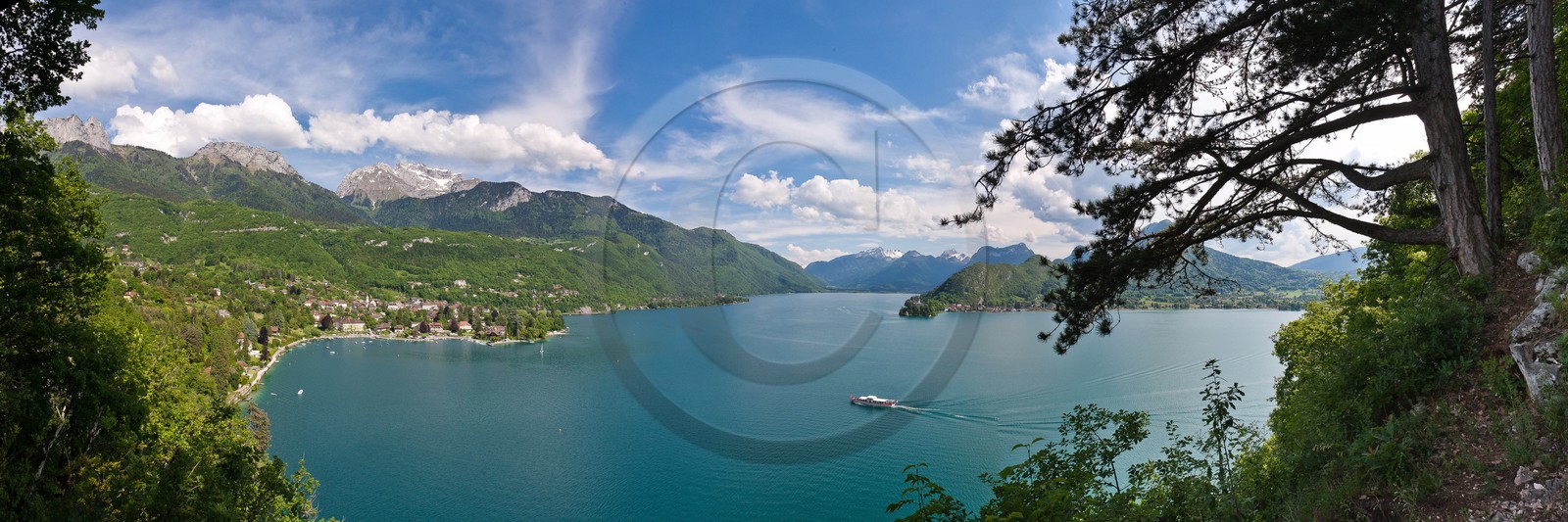 Talloires et Lac d'Annecy vus de la Réserve naturelle du Roc de