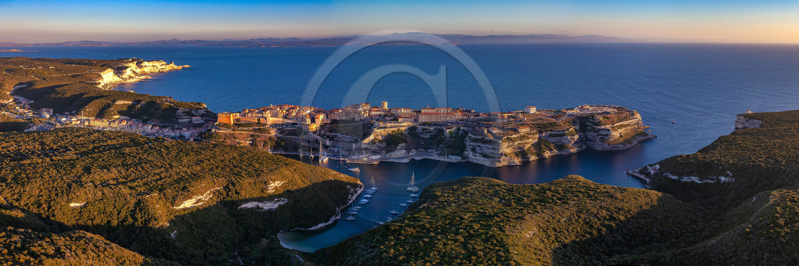 La citadelle et le port de Bonifacio