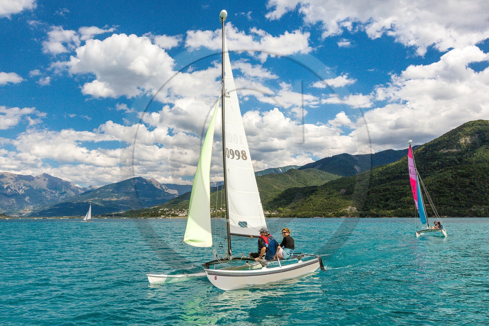 Lac de Serre-Ponçon, navigation catamaran sur le lac