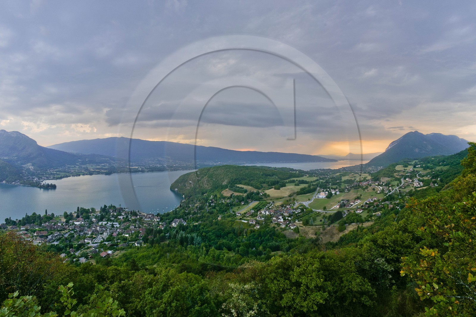 Réserve naturelle du Roc de Chère, Lac d'Annecy