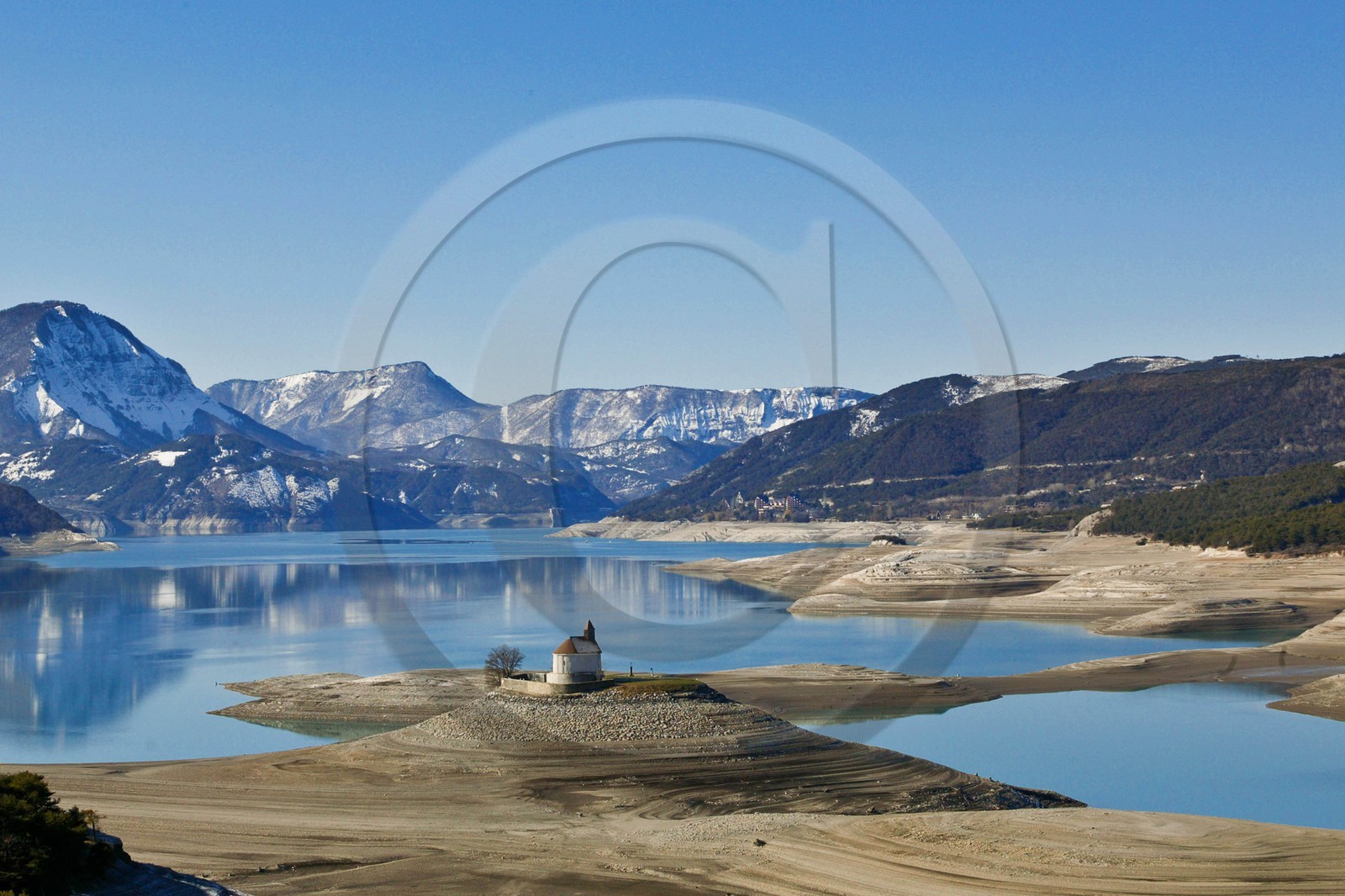 Lac de Serre-Ponçon, la baie et la Chapelle Saint-Michel,