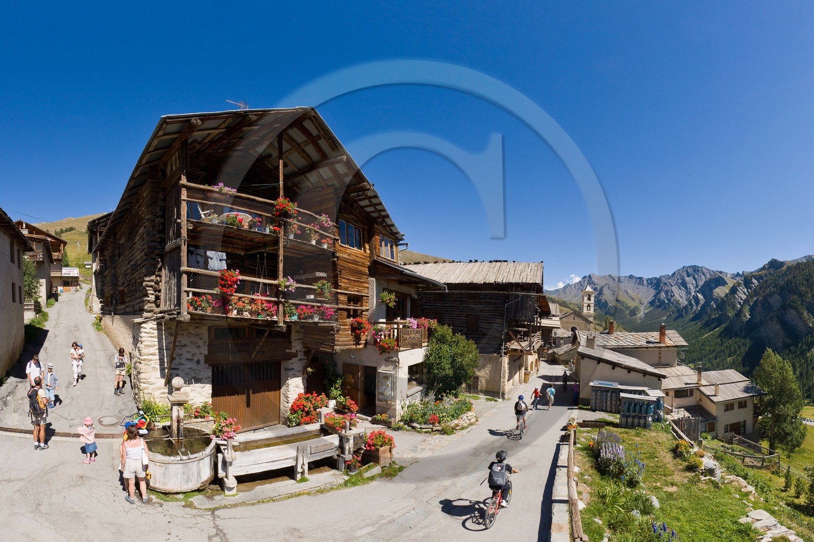 Saint-Véran, 2 042 m d'altitude,  plus haute commune  d'Europe