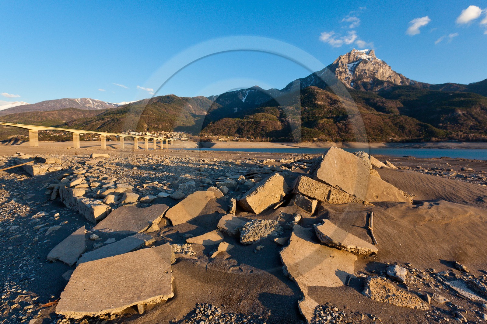 Lac de Serre-Ponçon, Savines-le-Lac, fondations de l'ancien village de Savines