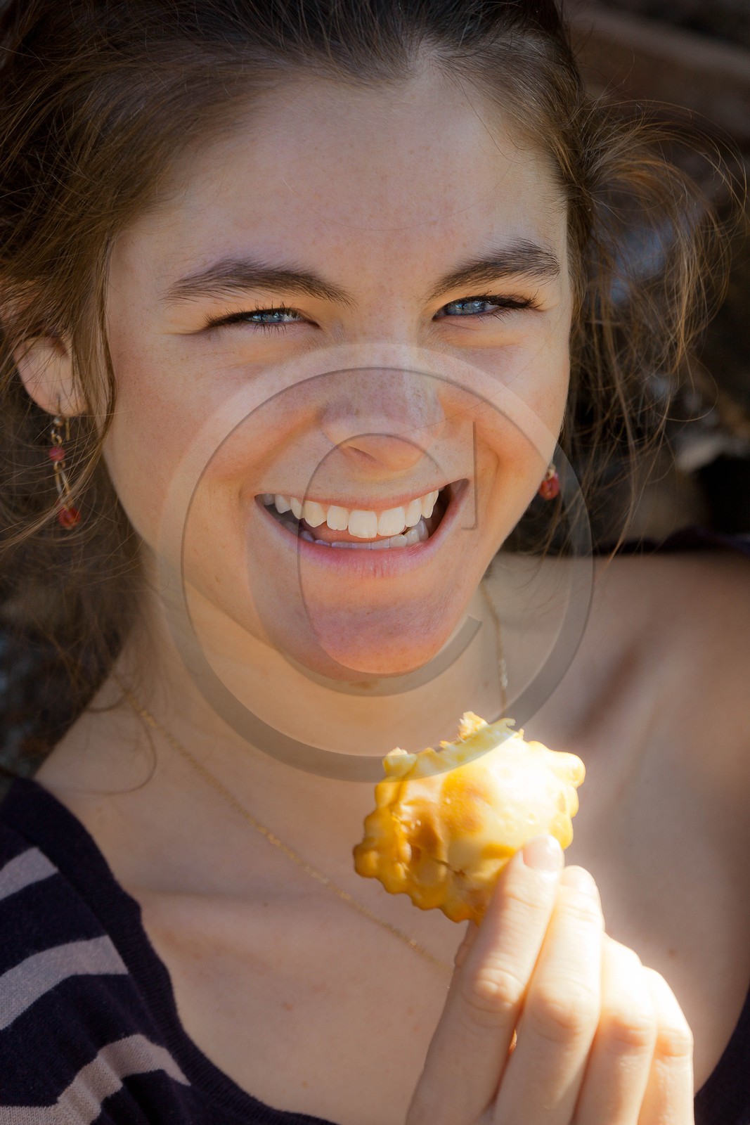Tourton du Champsaur, jeune fille goutant une spécialité culinaire de la vallée du Champsaur