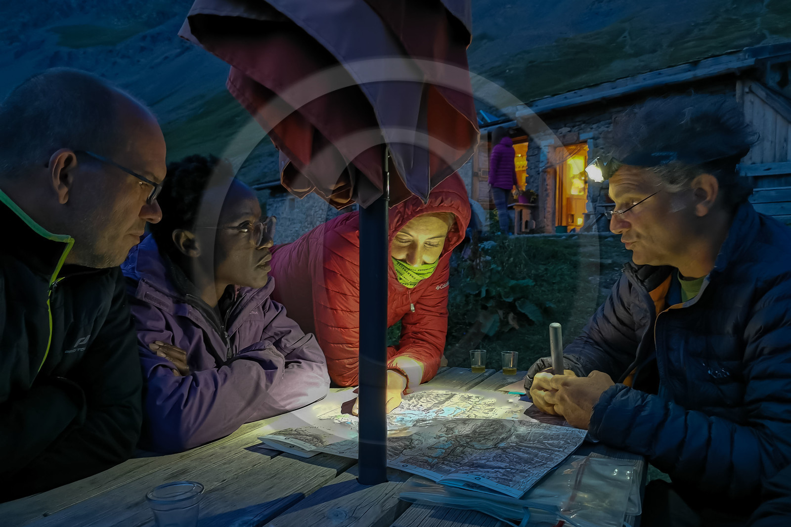 Hautes-Alpes (05), Parc national des Ecrins, Haute vallée de la Romanche, randonnée en itinérance avec Olivier Bello, accompagnateur en moyenne montagne, randonnée itinérante des 'Refuges Sentinelles', quand randonnée et plaisir des sciences se conjuguent