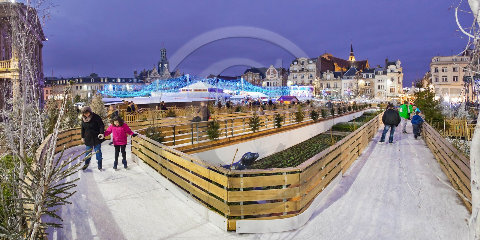 La patinoire en glace naturelle installée par Synerglace à Saint-Quentin