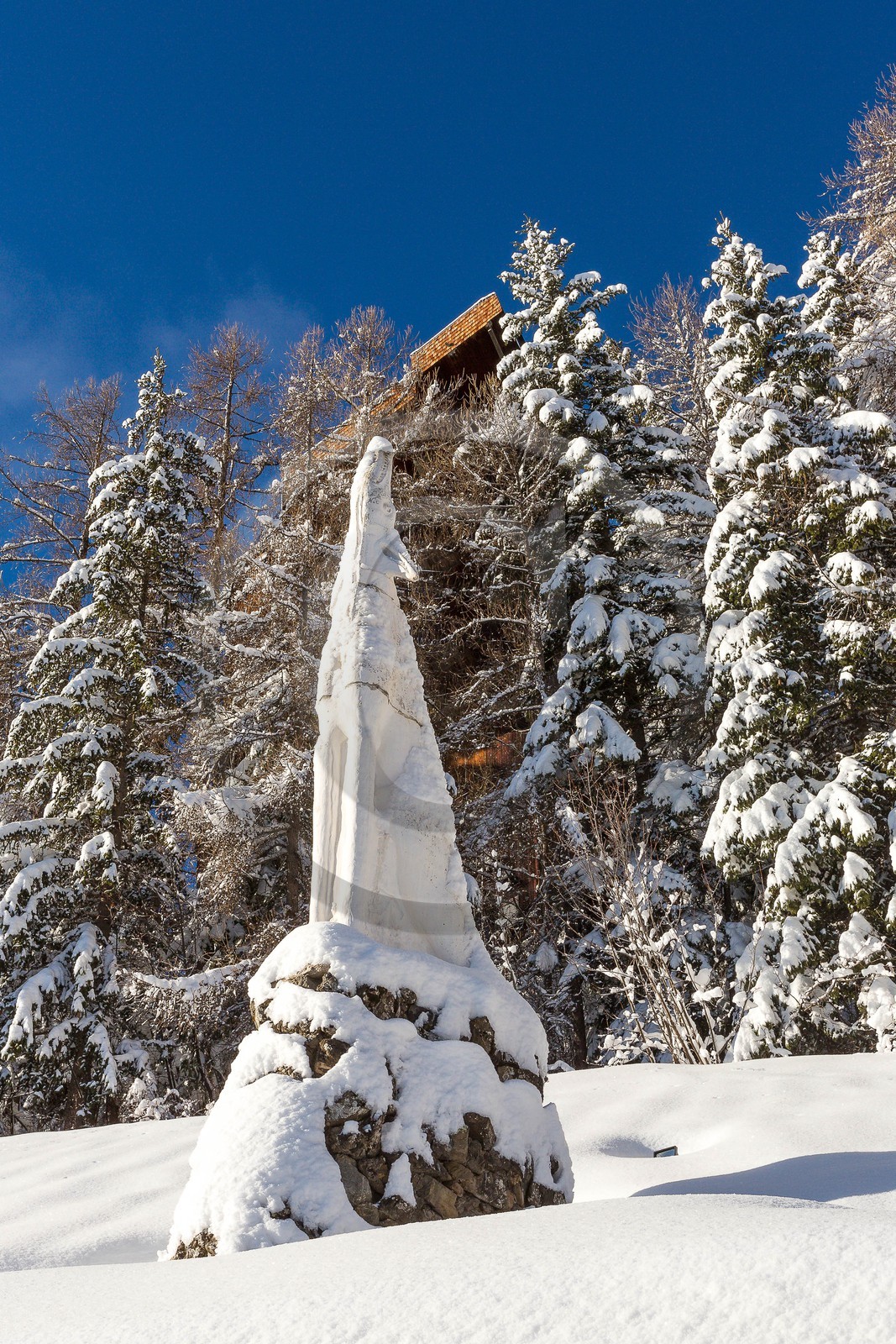 Praloup, Statue du loup hurlant