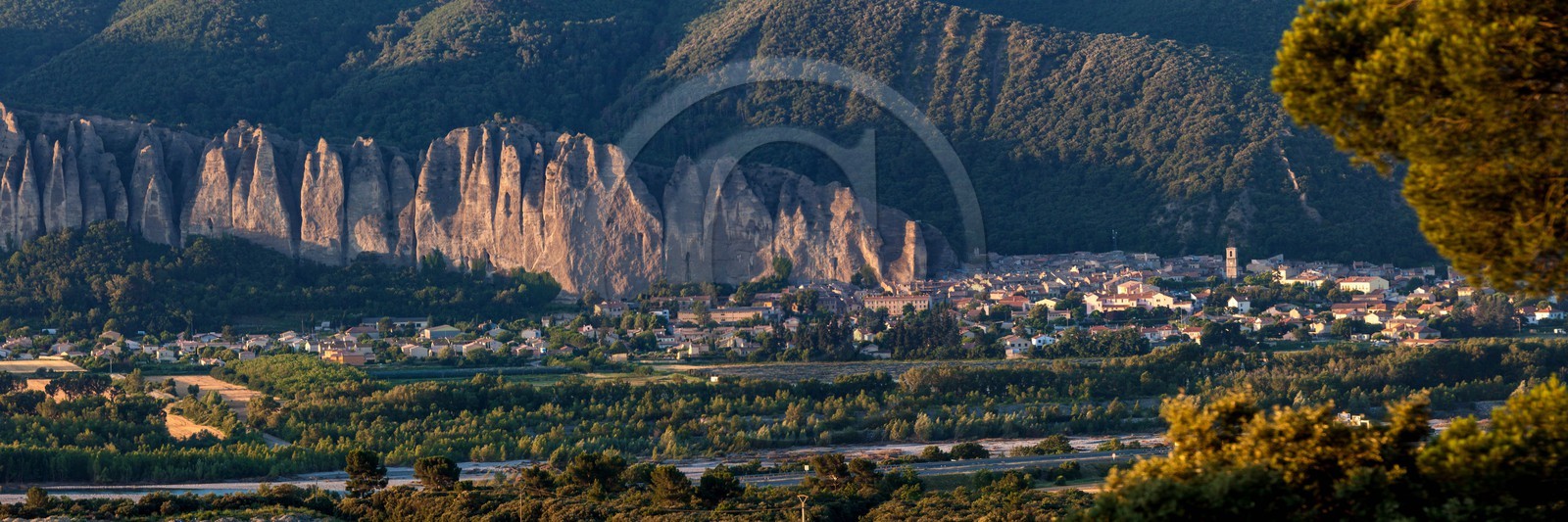 village Les Mées, Les Pénitents des Mées