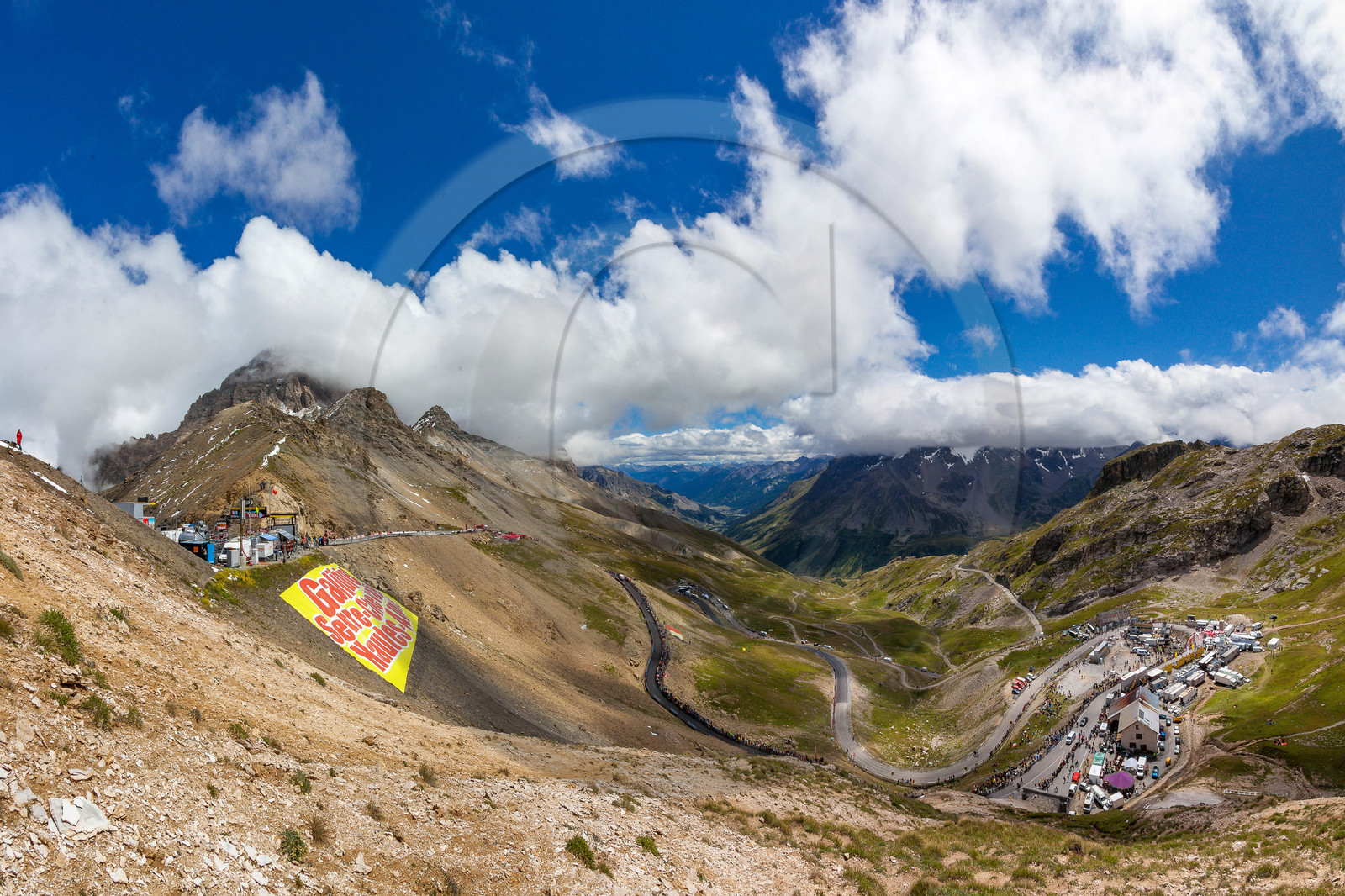 Tour de France 2011, arrivée au sommet du col du Galibier (altitude 2 6421 m)