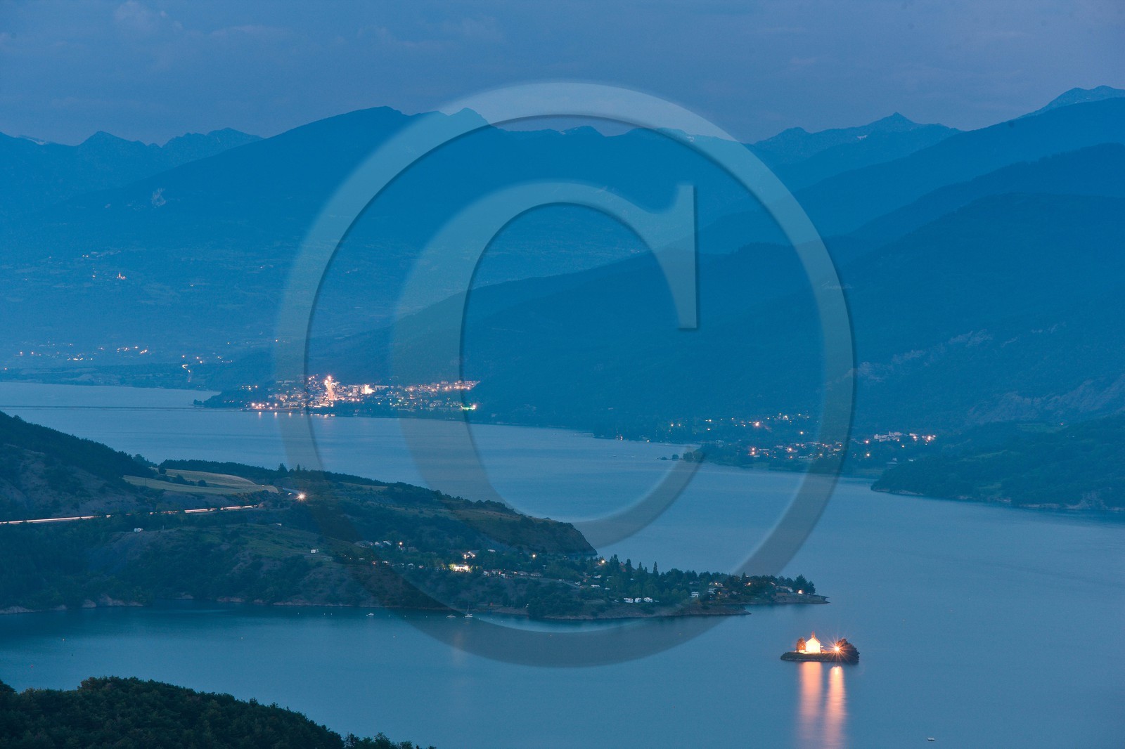 Lac de Serre-Ponçon, la baie et la Chapelle Saint-Michel,