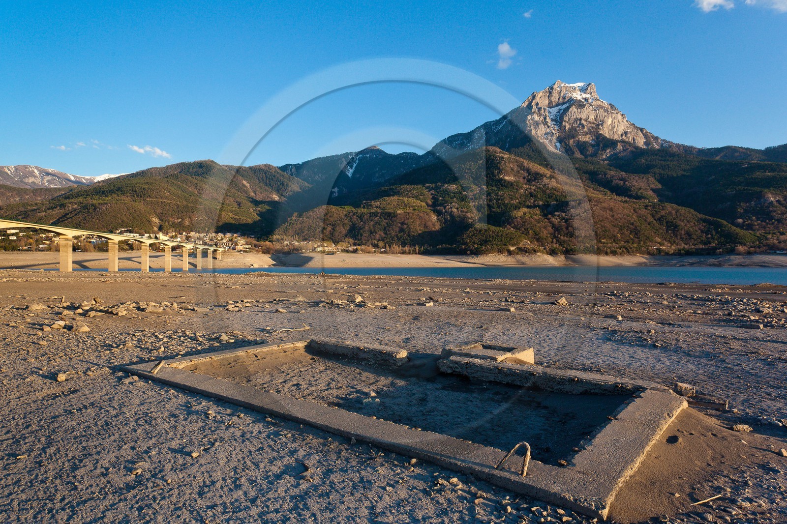Lac de Serre-Ponçon, Savines-le-Lac, fondations de l'ancien village de Savines