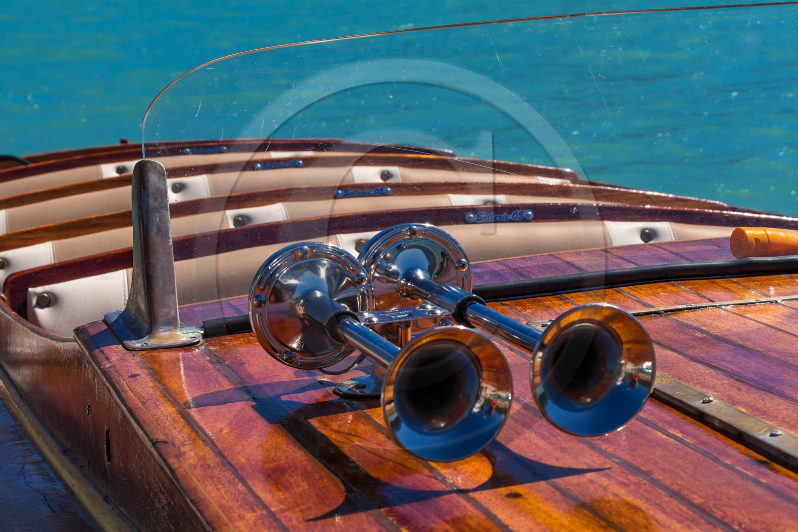 Out Emotion, croisière en vedette en acajou