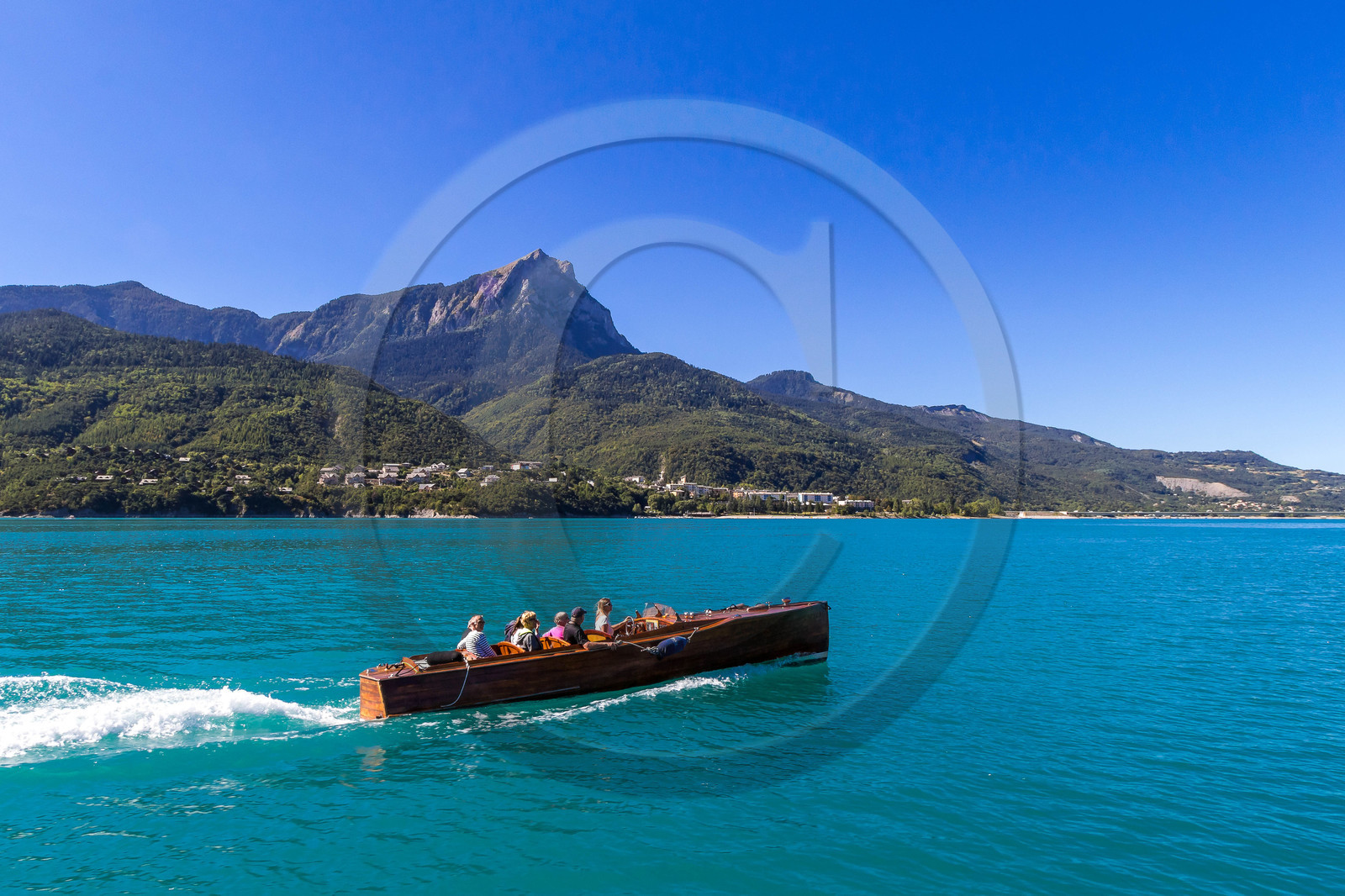 Out Emotion, croisière en vedette en acajou