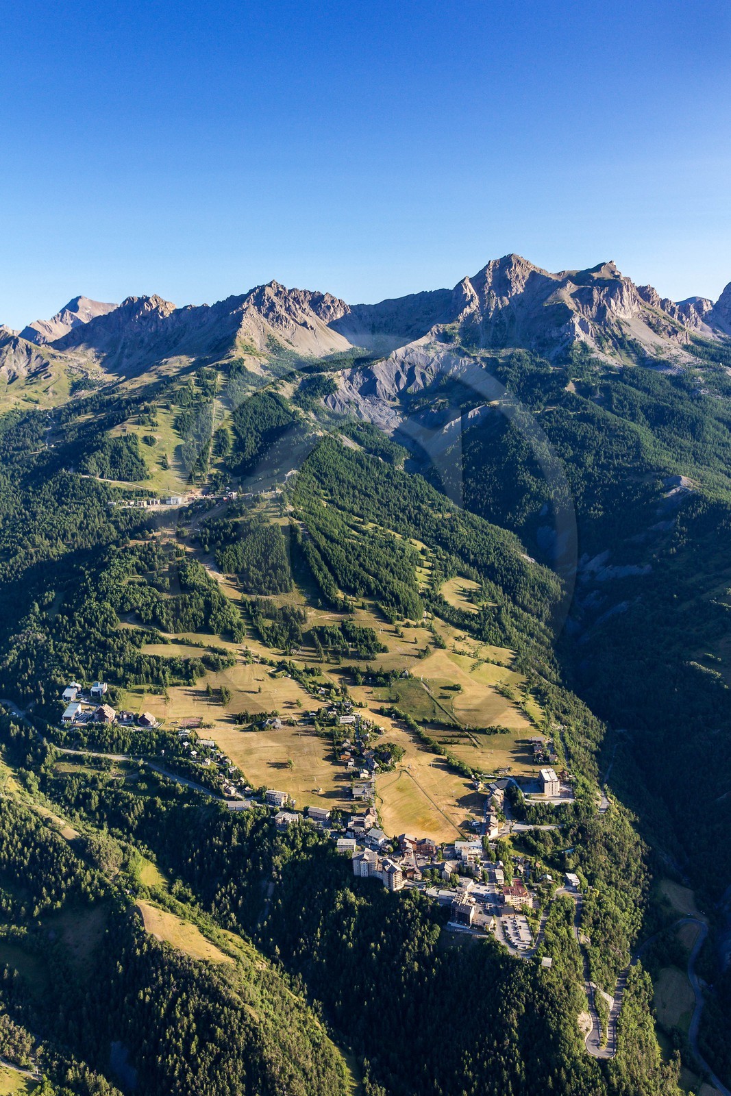 La station de ski Sauze Super-Sauze est une station village située entre 1400 et 2400 m