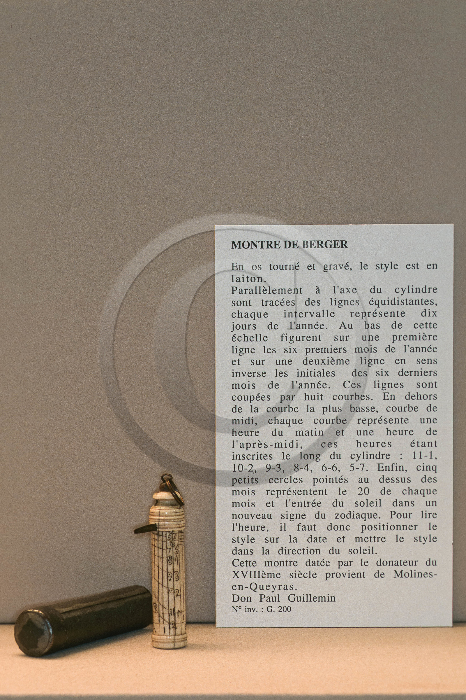 Montre solaire en os,  Musée Muséum départemental des Hautes-Alpes