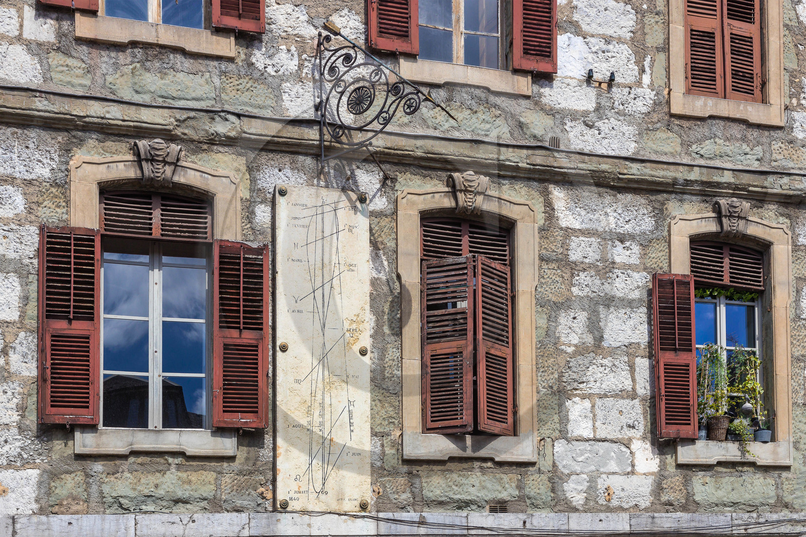 Chambéry, gnomon de la place Saint-Léger