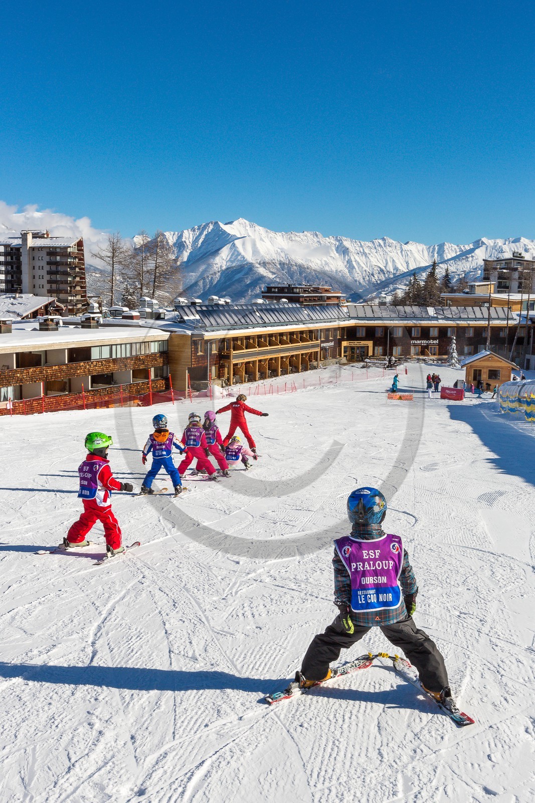 Uvernet-Fours, station de ski de Praloup, école de ski sur le front de neige